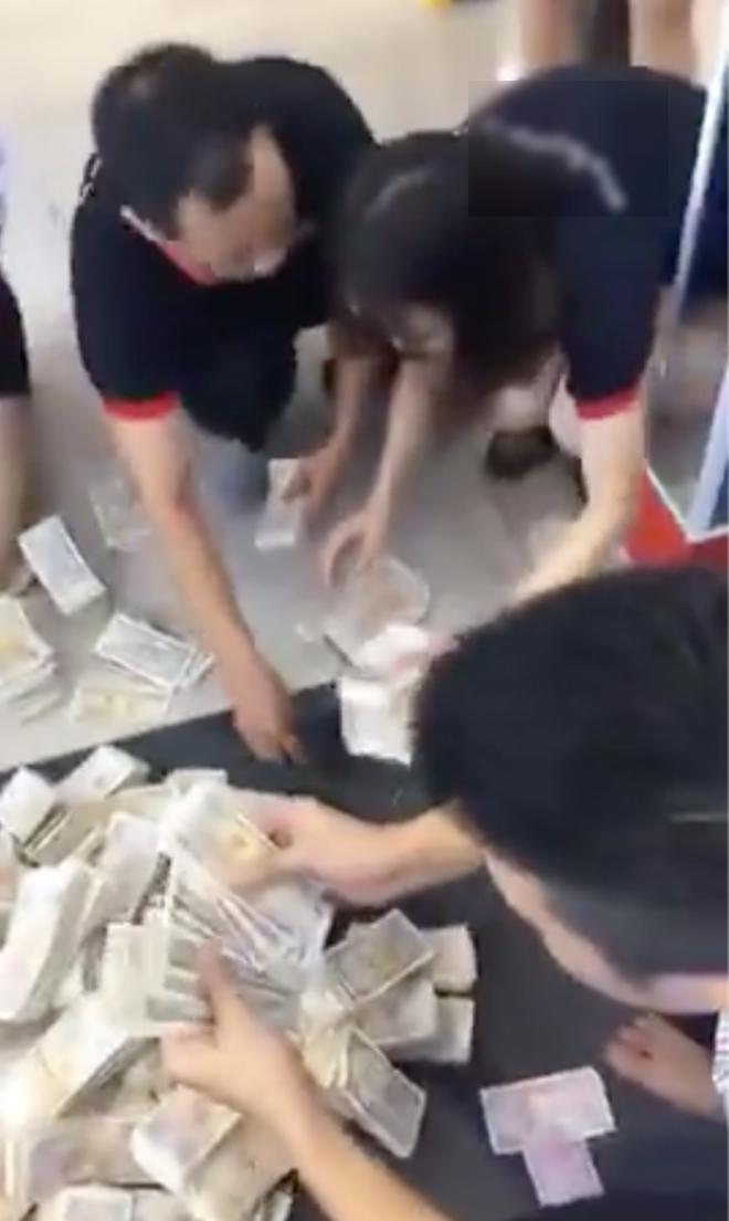 nam thanh nien vac mot bao tai tien le hon 38 trieu dong di mua dien thoai “gay bao” mxh - 2