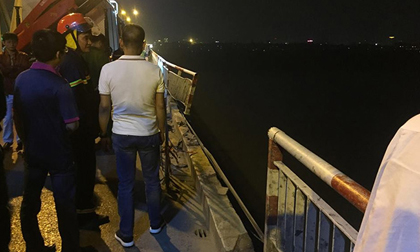 NÓNG: Đã tìm thấy ô tô Mercedes húc bay lan can cầu Chương Dương, lao xuống sông Hồng