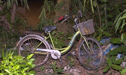 Bé gái 7 tuổi ngã xuống sông chết đuối sau khi bị xe máy tông lúc đang dắt bộ xe: Thương tâm khi tìm thấy thi thể