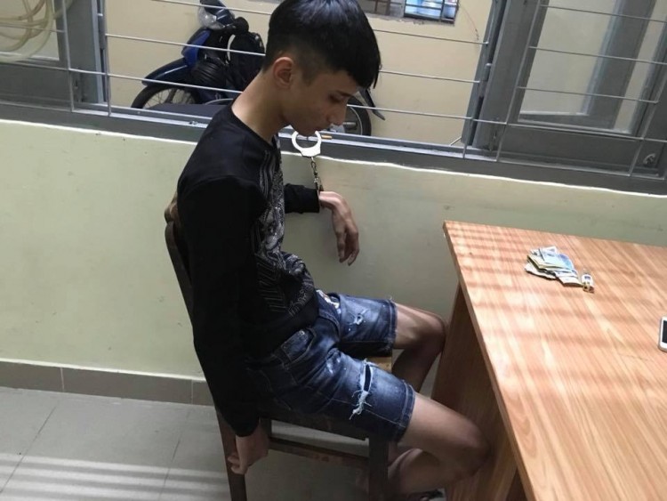 Anh Bình nhanh trí khống chế 2 tên cướp.