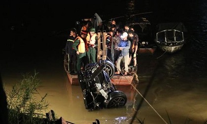 Vụ ô tô rơi sông Hồng: Tìm thấy giấy tờ của người đàn ông, nghi vấn là người thứ 3 trong vụ tai nạn?