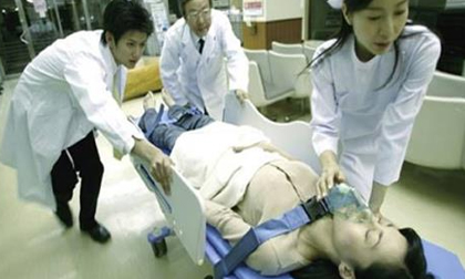 Một phụ nữ đột ngột qua đời sau khi tắm kiểu này mà quá nhiều người Việt đang mắc phải