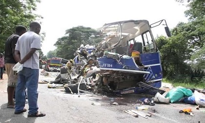 Hai xe bus đâm nhau kinh hoàng, gần 120 người thương vong