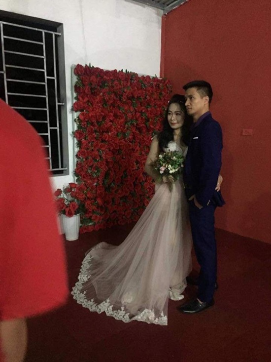 Hé lộ những hình ảnh xinh đẹp về cô gái được cho là vợ sắp cưới của Lệ Rơi-1