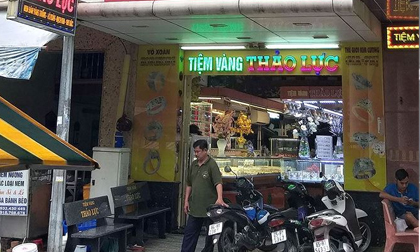 Chủ tiệm vàng đổi 100 USD sắp được nhận lại 20 viên kim cương