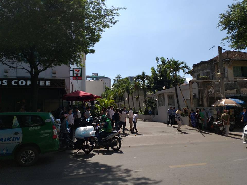 nguoi dan ong nhay lau nghi tu tu tai toa nha saigon trade center hinh anh 1