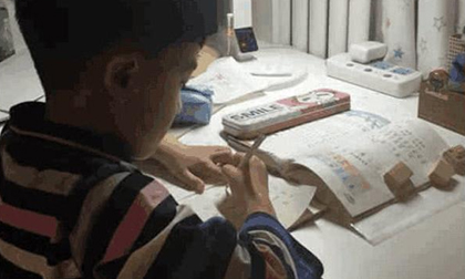 Cậu bé 9 tuổi nhảy lầu tự tử để lại thư tuyệt mệnh: 'Mẹ, con thật sự rất mệt mỏi'