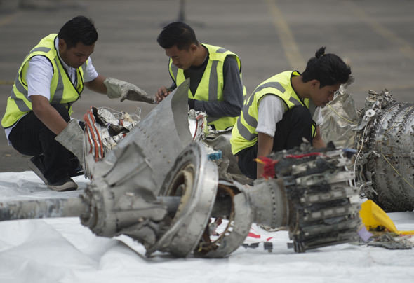 nong: manh vo tu may bay indonesia bi roi co the giup tim mh370 hinh anh 1
