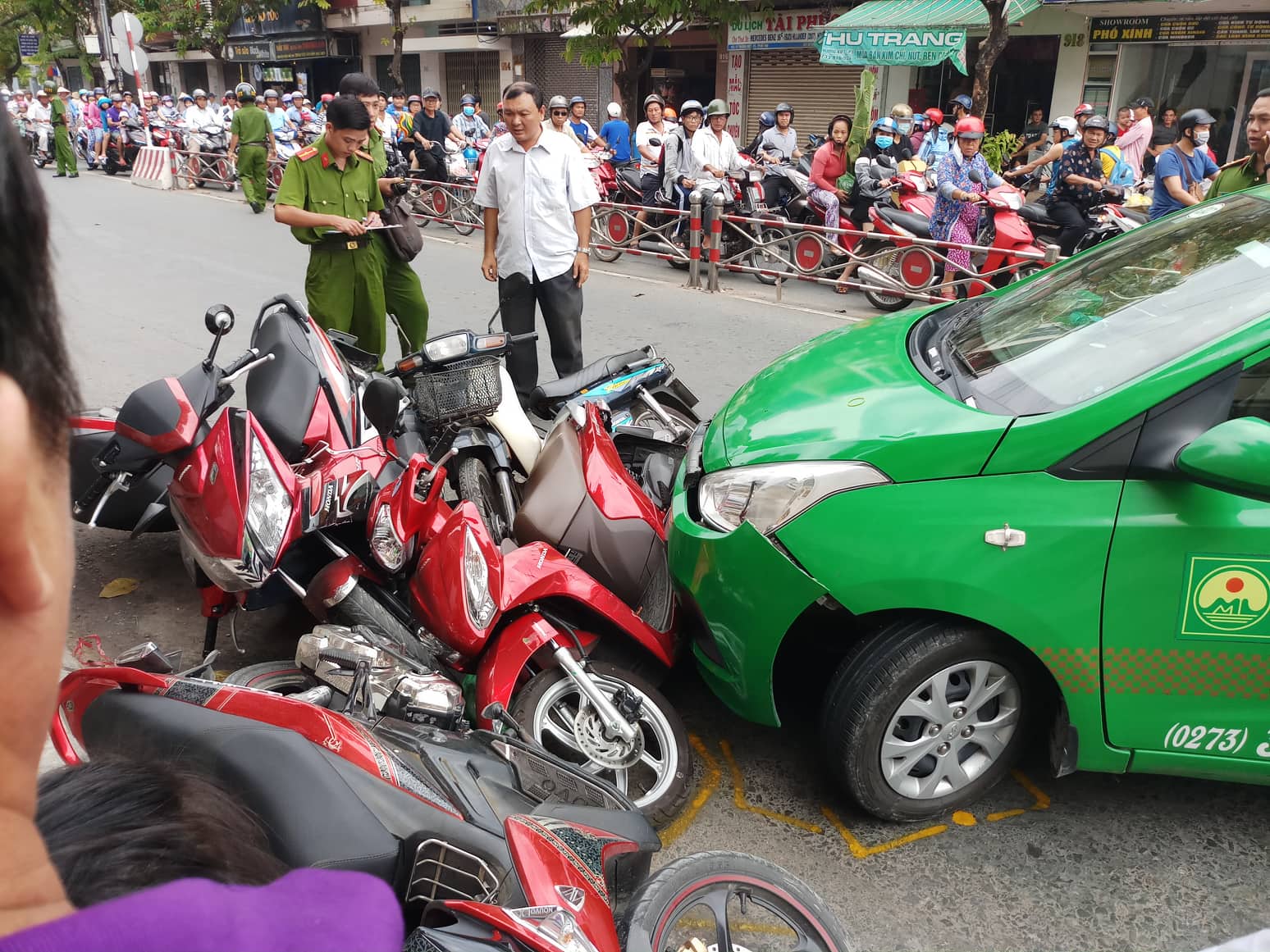 Taxi “đại náo” ở đèn đỏ, nhiều người vứt xe tháo chạy - 2