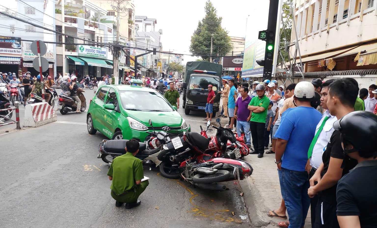 Taxi “đại náo” ở đèn đỏ, nhiều người vứt xe tháo chạy - 1