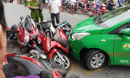 Taxi “đại náo” ở đèn đỏ, nhiều người vứt xe tháo chạy