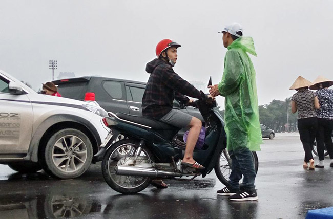 Đẩy giá cao gấp 5 - 6 lần, dân phe vé 