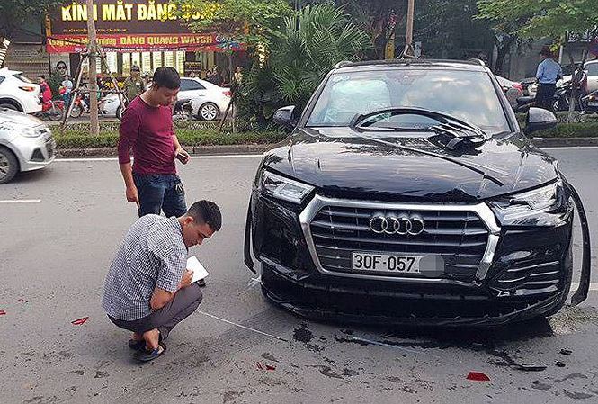 Clip xe Audi lùi như tên bắn, húc văng người đi đường giữa Hà Nội - 1