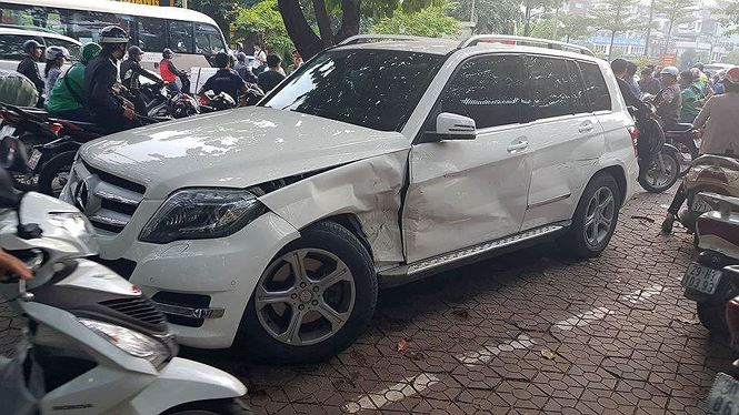 Clip xe Audi lùi như tên bắn, húc văng người đi đường giữa Hà Nội - 2