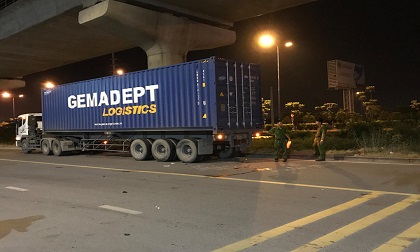 Tông đuôi xe container đậu lề đường, nam thanh niên tử vong tại chỗ ở Sài Gòn