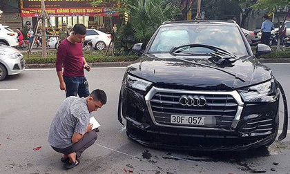 Clip xe Audi lùi như tên bắn, húc văng người đi đường giữa Hà Nội