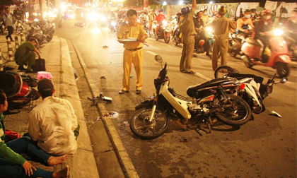 'Ô tô điên' cuốn hàng loạt xe máy vào gầm, nhiều người thương vong