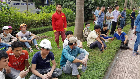 Cháy lớn nhà cao tầng đang hoàn hiện, công nhân bỏ chạy tán loạn - Ảnh 2.