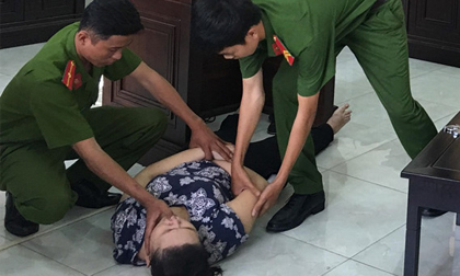 Bảo mẫu ngất xỉu khi nghe tuyên án vụ đánh trẻ ở trường mầm non