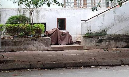 Hà Nội: Hốt hoảng phát hiện bé gái rơi từ tầng 7 chung cư xuống đất