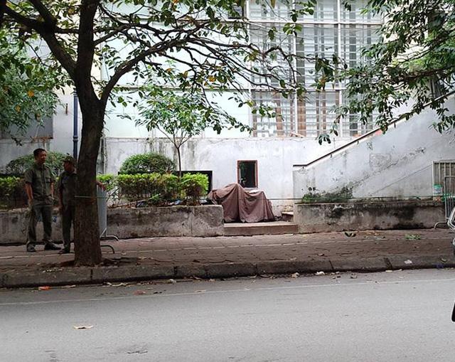 ha noi: hot hoang phat hien be gai roi tu tang 7 chung cu xuong dat - 1