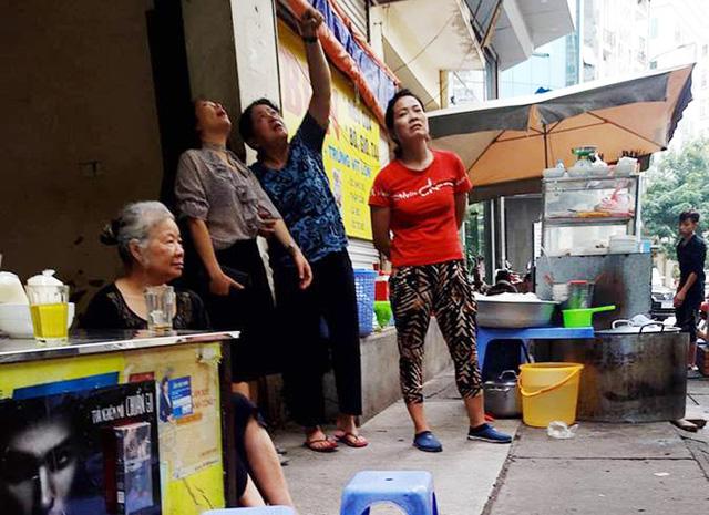 ha noi: hot hoang phat hien be gai roi tu tang 7 chung cu xuong dat - 2