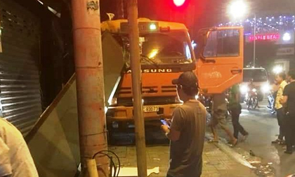 Tài xế bẻ lái xuất thần tại đèn đỏ, nhiều người thoát chết trong gang tấc