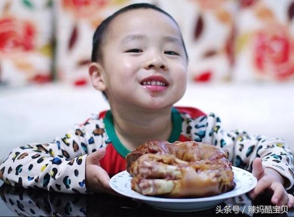 me mac sai lam khi nau nuong khien con 3 tuoi bi soi mat, dung cham con nhu vay! - 3