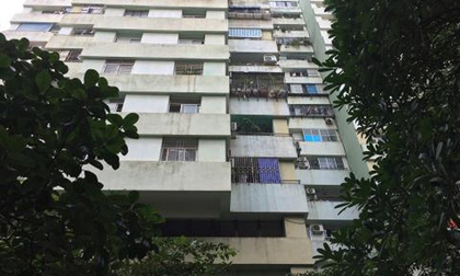 Bé trai rơi từ tầng 7 chung cư: Thoát chết kỳ diệu