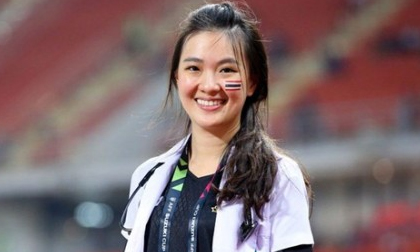 Nữ bác sĩ xinh đẹp của ĐT Thái Lan gây chú ý ở AFF Cup