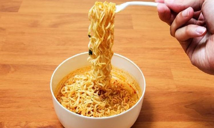 Ăn mì tôm kiểu này khác nào đang bỏ tiền ra mua ung thư bệnh cao huyết áp vào người, cái chết đến sớm
