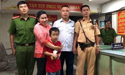Đi xem “bão” sau khi Việt Nam 2 lần “phá lưới” Malaysia, bé trai 7 tuổi bị lạc mẹ