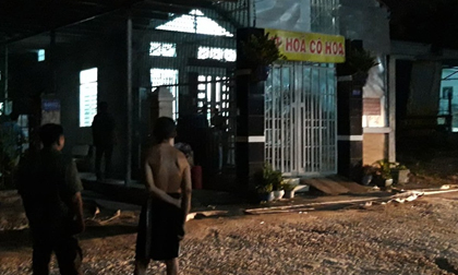 Kịch tính giải cứu người mẹ và 2 con bị chồng khóa trái cửa dọa đốt cả nhà