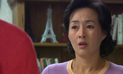 Ngày đến dạm ngõ, mẹ chồng tương lai hốt hoảng đánh rơi mâm lễ khi thấy mặt thông gia