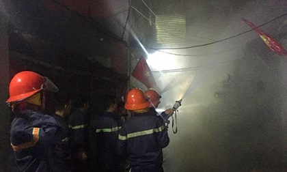 Lửa cháy ngùn ngụt thiêu rụi nhà dân