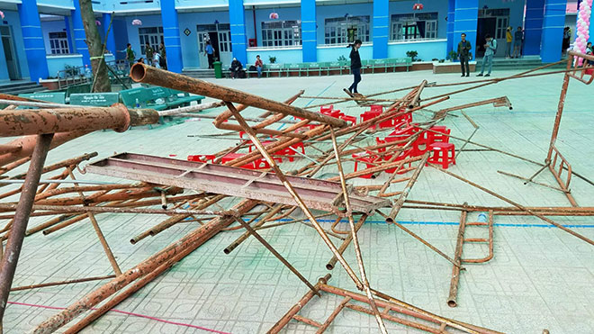 Sập giàn giáo trong lễ 20/11: Nhiều học sinh chấn thương vùng đầu - 1