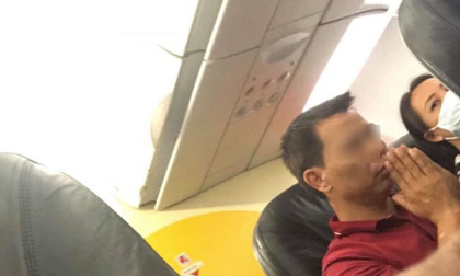 Hành khách chắp tay cầu nguyện vì máy bay Vietjet Air gặp sự cố