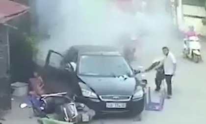 Clip: Kinh hoàng ô tô “điên” lao vào quán nước hất văng nhiều người