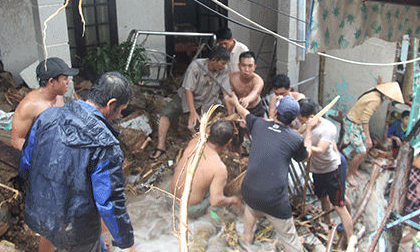 Sạt lở kinh hoàng ở Nha Trang, 17 người chết: Bà ngoại đau đớn tìm thấy thi thể cháu mắc ở cây xoài