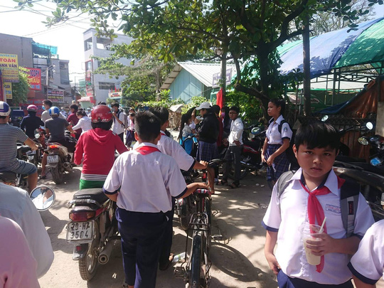 TP.HCM: Sập giàn giáo ở trường, 15 học sinh nhập viện - 3