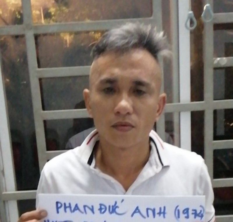 Bị đặc nhiệm truy đuổi, kẻ cướp giật nhảy sông tẩu thoát - ảnh 1