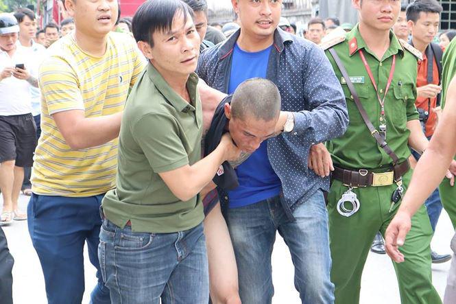 nam thanh nien tha con trai 1 tuoi tu tang 2 xuong dat, luon mieng doi 