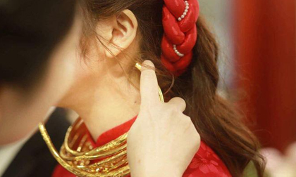 Cô dâu đeo vàng nặng trĩu trong đám cưới chi 2,5 tỷ tiền bắc rạp, trang trí 100% hoa tươi