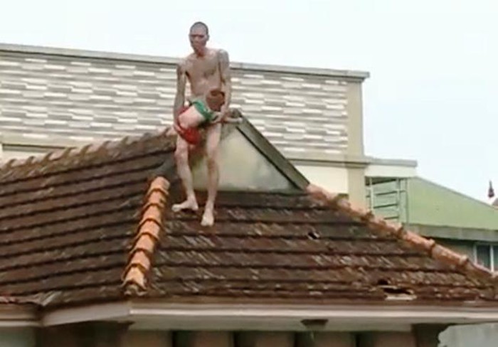 Sức khoẻ bé trai bị bố ngáo đá ném từ tầng 2 xuống đất giờ ra sao?