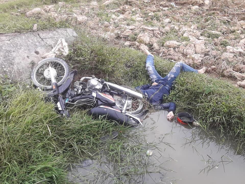 phat hien thi the nam thanh nien chet duoi ruong cung xe may hinh anh 1
