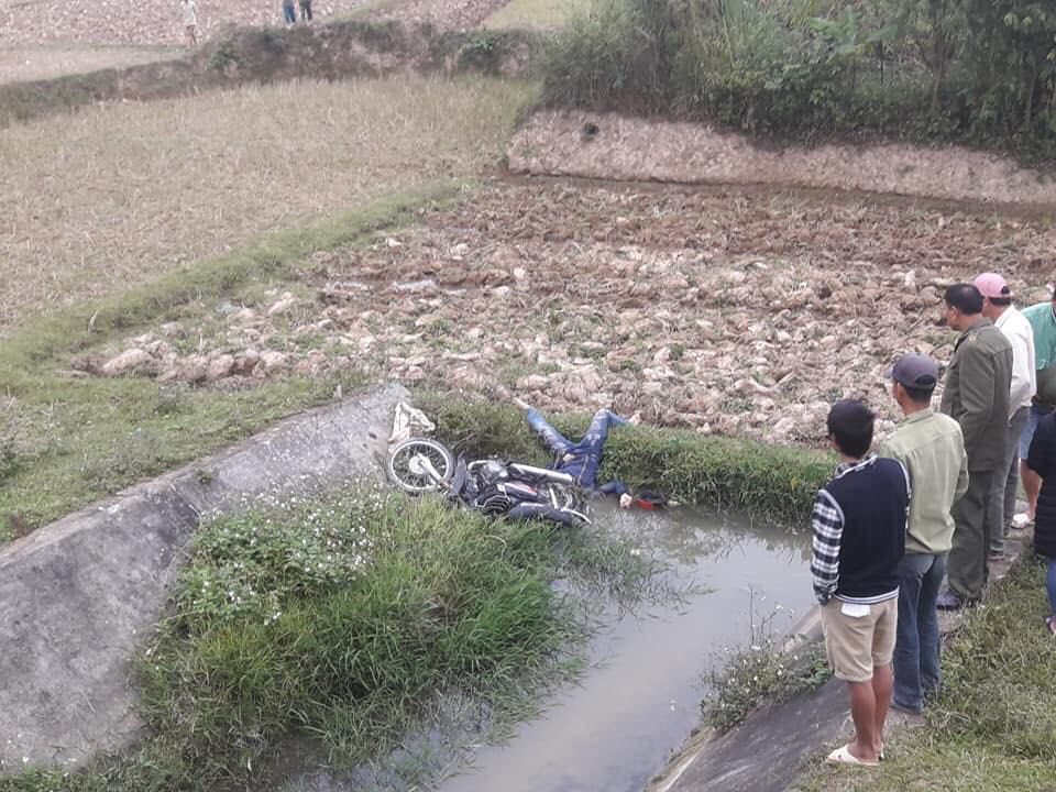 phat hien thi the nam thanh nien chet duoi ruong cung xe may hinh anh 2