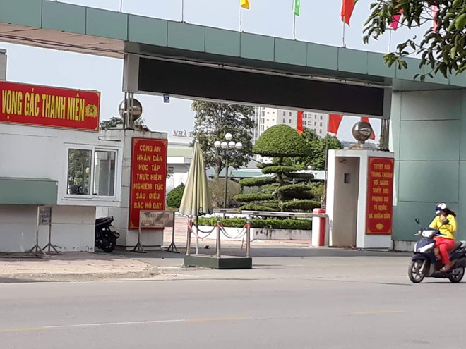 nong: tao ton xong vao tru so cong an tinh cat toc, hanh hung co gai hinh anh 1