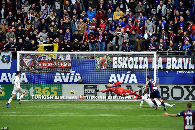 Real thua soc Eibar 0-3 sau khi ky hop dong chinh thuc voi HLV Solari hinh anh 1