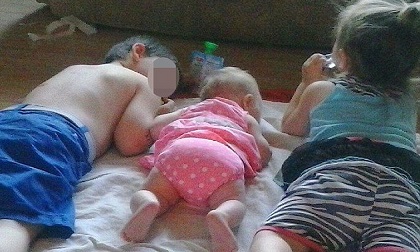 Để ở bên người tình, mẹ liên tục tiêm ma túy cho 3 con nhỏ