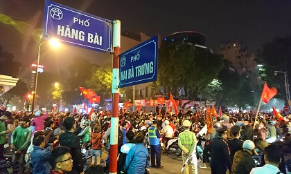 Việt Nam vào bán kết AFF Cup: Rầm rầm diễu hành quanh hồ Gươm